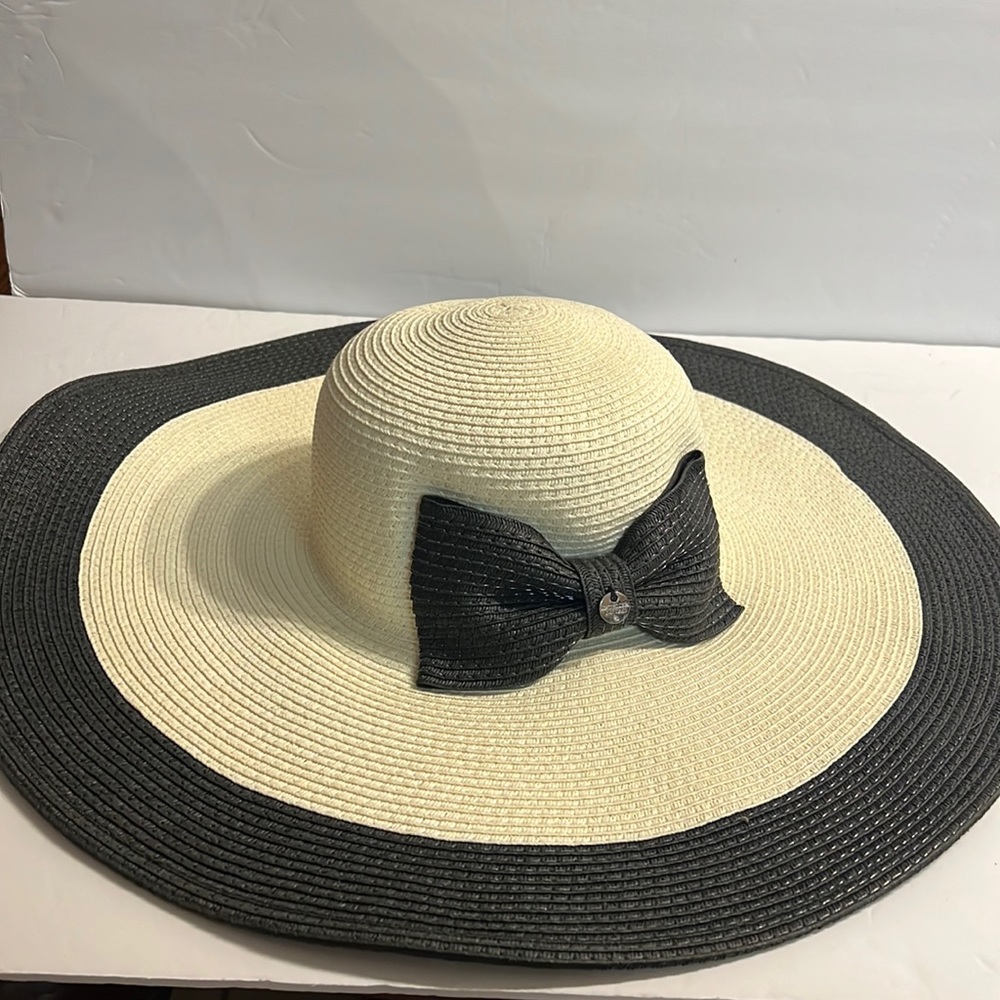 L’Atelier du Sac paper straw hat. Made in Italy. Black and white.